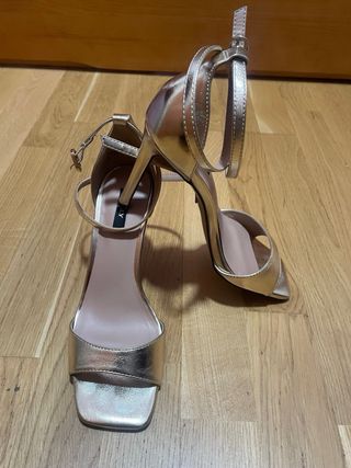Sandalias tacón Only doradas