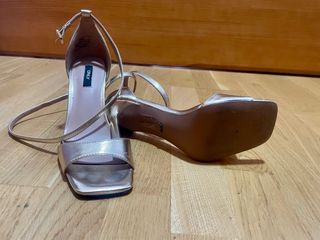 Sandalias tacón Only doradas