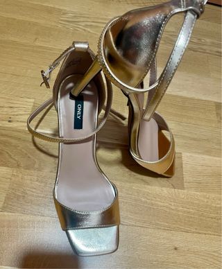 Sandalias tacón Only doradas
