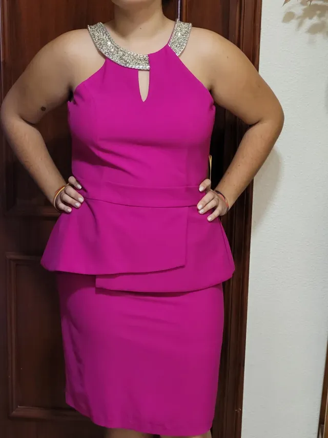 Vestido de cóctel rosa con pedrería