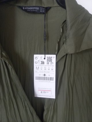 Blusa Stradivarius verde satén Talla M