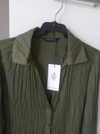 Blusa Stradivarius verde satén Talla M
