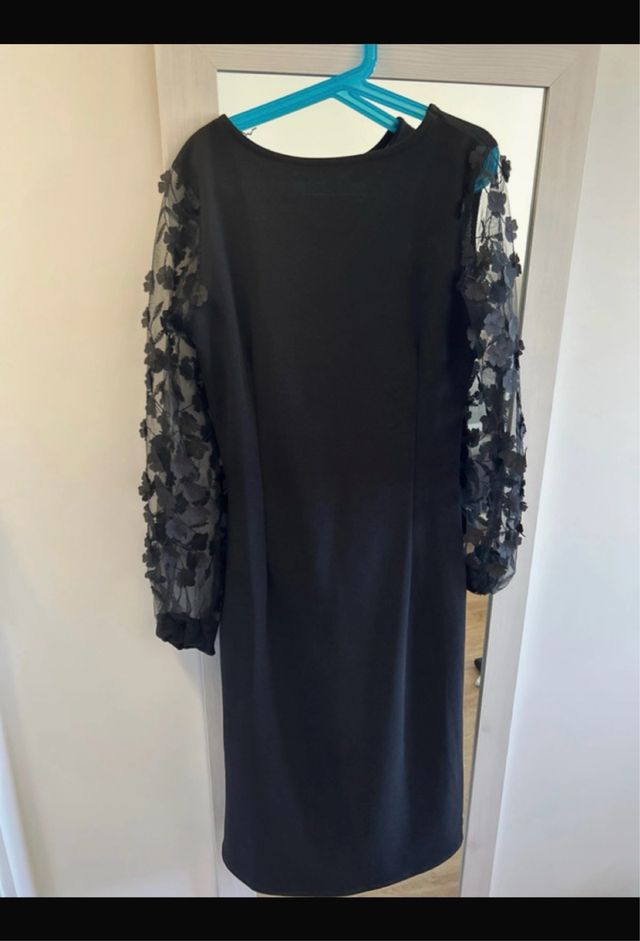 Vestido negro manga de tul con flores