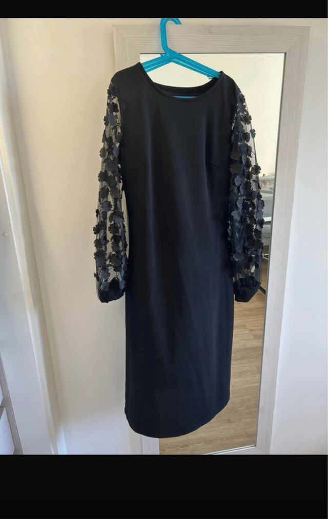 Vestido negro manga de tul con flores