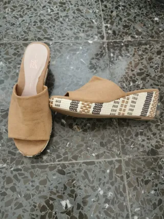 Zapatos cuña Sfera beige y marrón