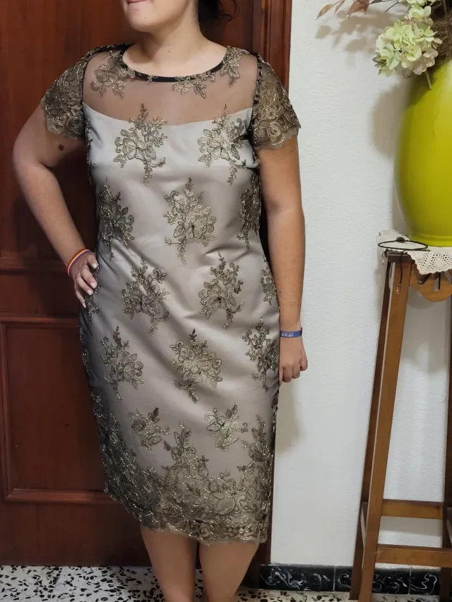 Vestido de cóctel beige y dorado