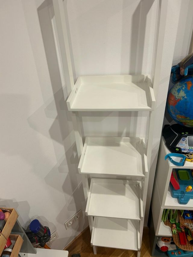 Estantería blanca de madera