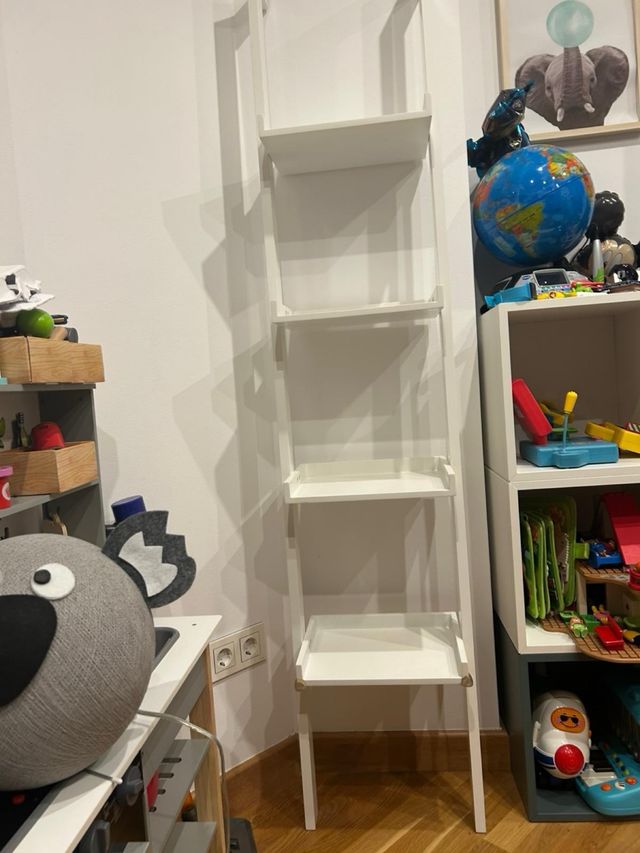 Estantería blanca de madera