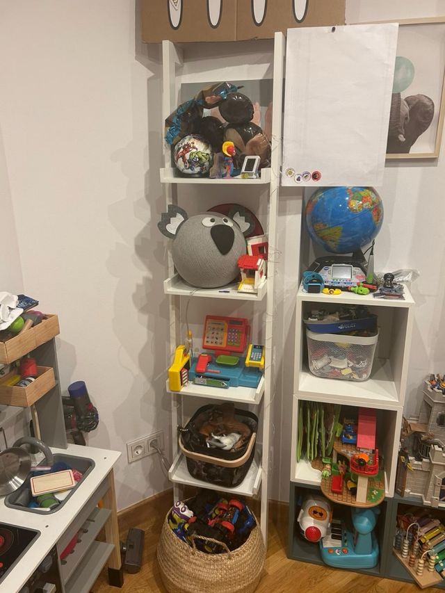 Estantería blanca de madera