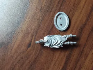 Figura de metal con base. Tribuno romano.