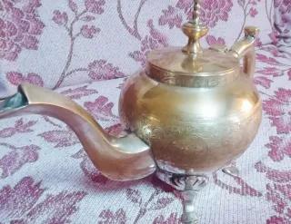 Tetera antigua de alpaca grabada