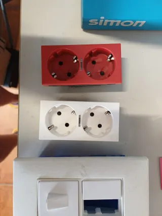 Enchufes Simon Dobles Rojos y Blancos
