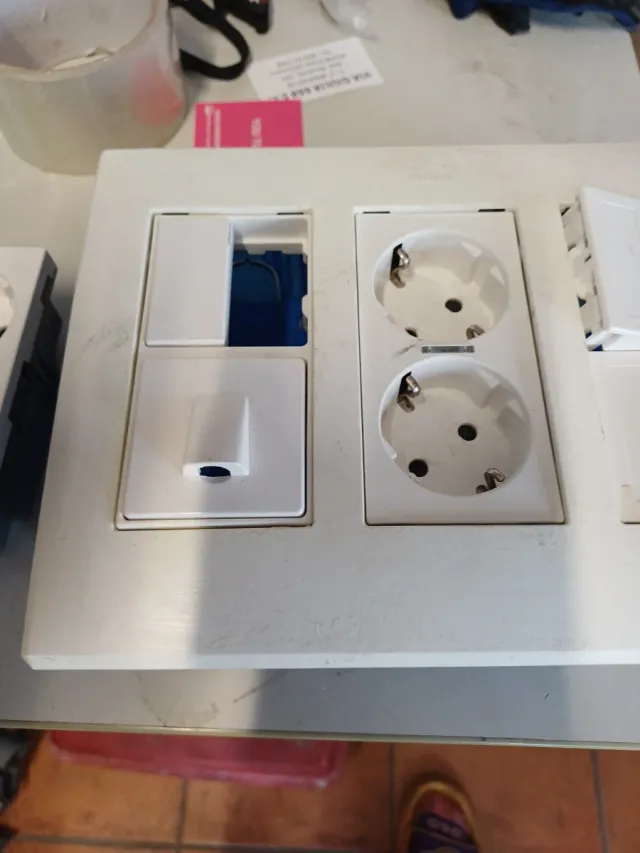 Enchufes Simon Dobles Rojos y Blancos