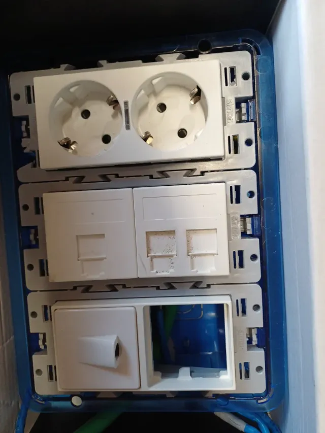 Enchufes Simon Dobles Rojos y Blancos