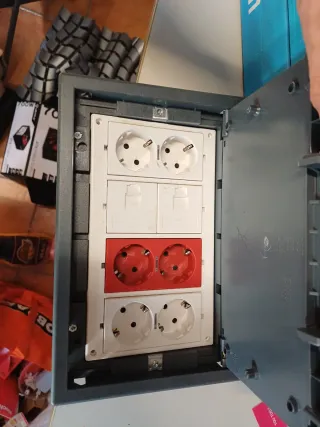 Enchufes Simon Dobles Rojos y Blancos