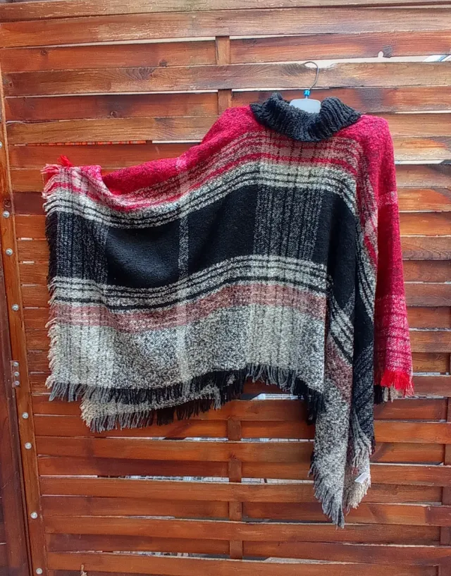 Poncho de punto con cuello alto