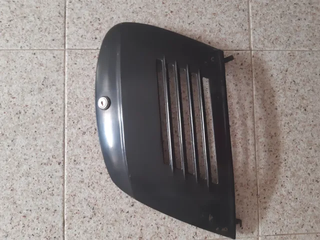 Tapa lateral Vespa con cerradura