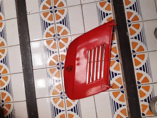 Tapa lateral Vespa Roja