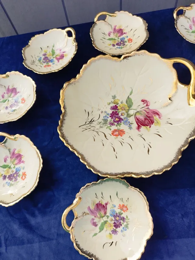 Set di porcellana per dessert con fiori dorati