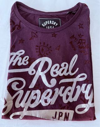 Camiseta Superdry morada con estampado plateado
