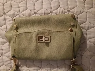 Borsetta verde con dettagli oro