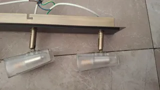 Lámpara de techo dorada y transparente