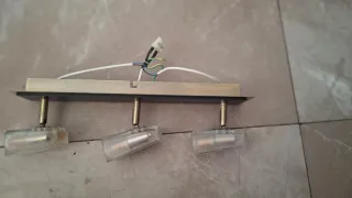 Lámpara de techo dorada y transparente