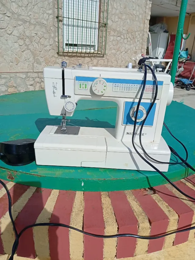 Máquina de coser blanca