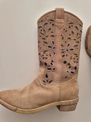 Botas Alma en Pena Beige Tachuelas