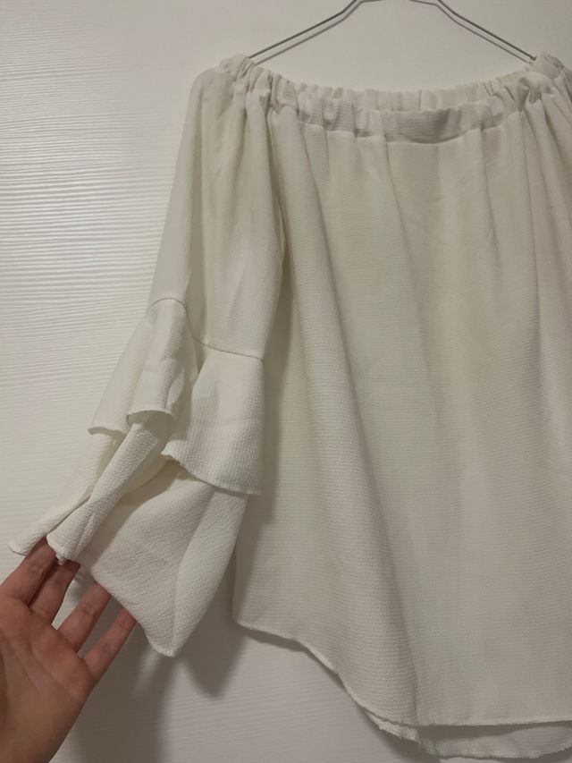 Blusa bianca spalle scoperte