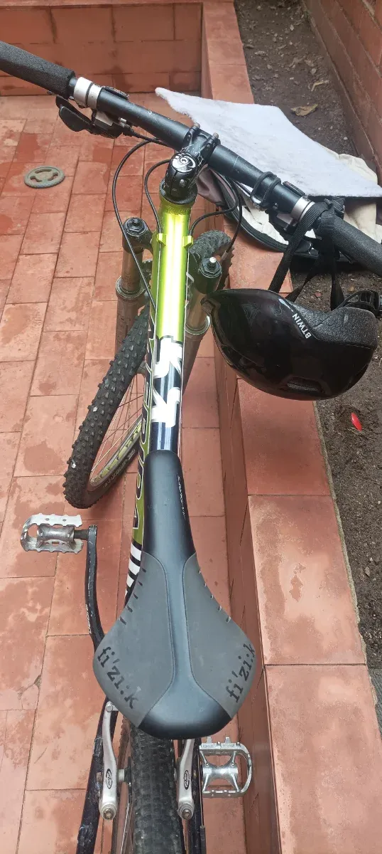 Bicicleta verde y negra