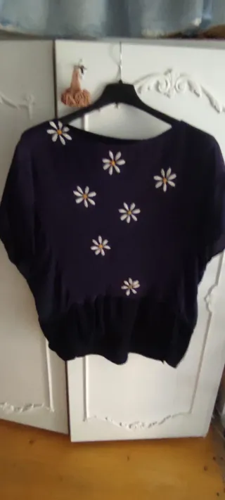 Camicetta blu con fiori bianchi