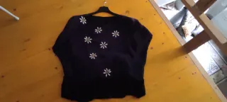 Camicetta blu con fiori bianchi