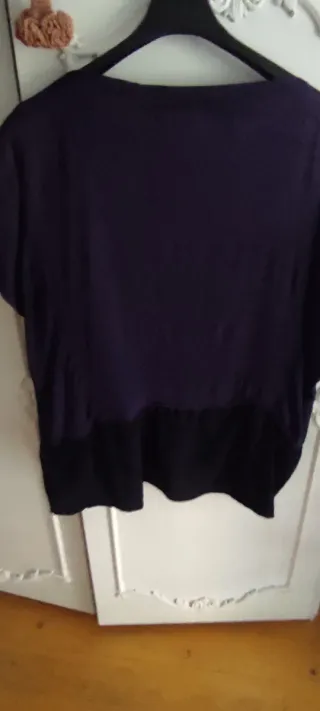 Camicetta blu con fiori bianchi