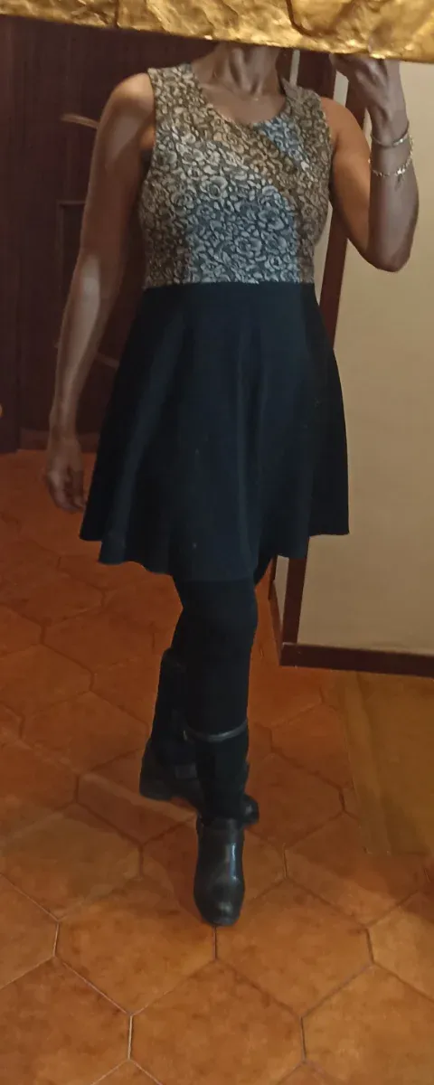 Abito corto ampio dalla vita nero e oro