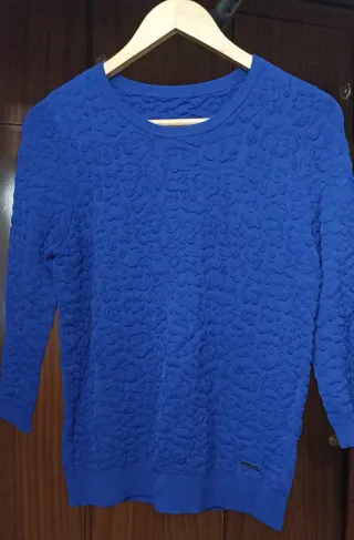 Suéter azul cuello redondo