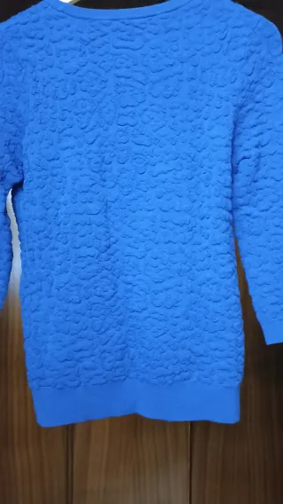 Suéter azul cuello redondo