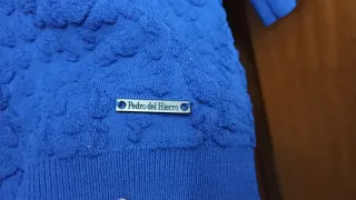 Suéter azul cuello redondo