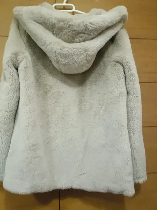 Abrigo gris con capucha . Talla M-L