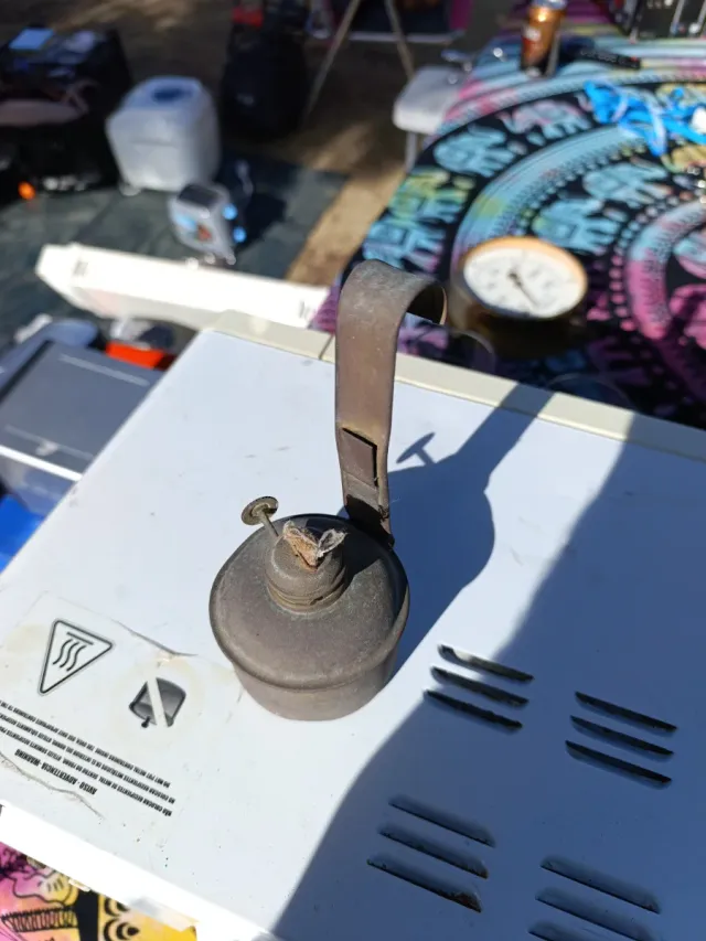 Candil de metal antiguo