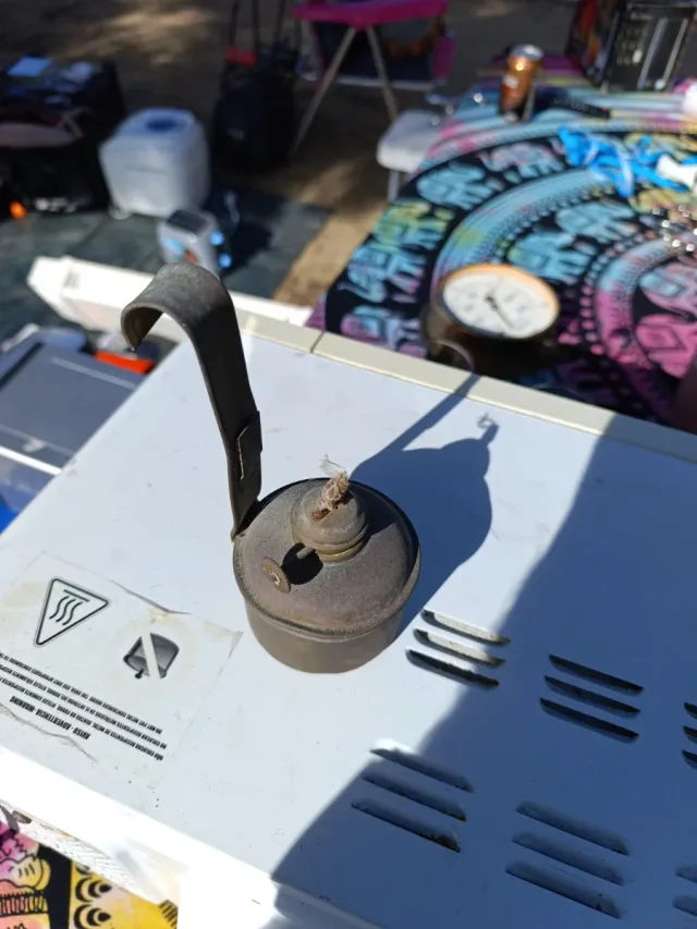 Candil de metal antiguo