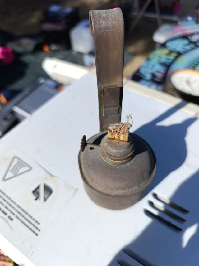 Candil de metal antiguo