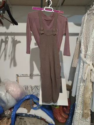 Mono marrón y camisa morada