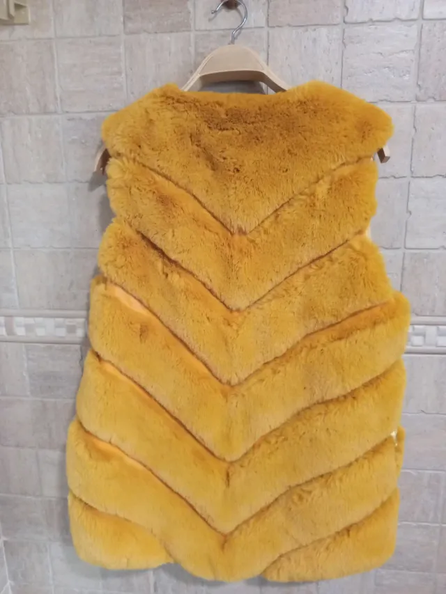 Abrigo chaleco largo de pelo sintético y cuero.