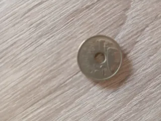 Moneda antigua con agujero central