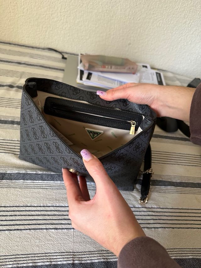 Bolso Guess Negro y Gris Monogram