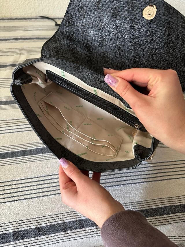Bolso Guess Negro y Gris Monogram