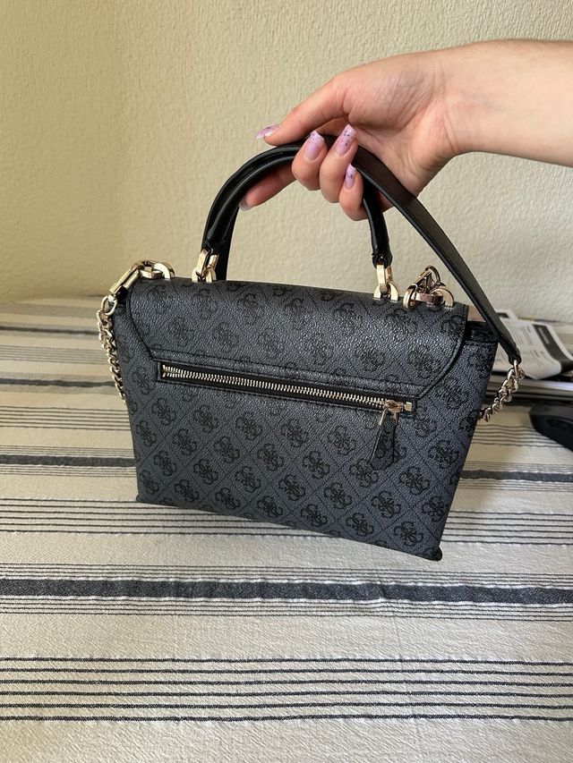 Bolso Guess Negro y Gris Monogram