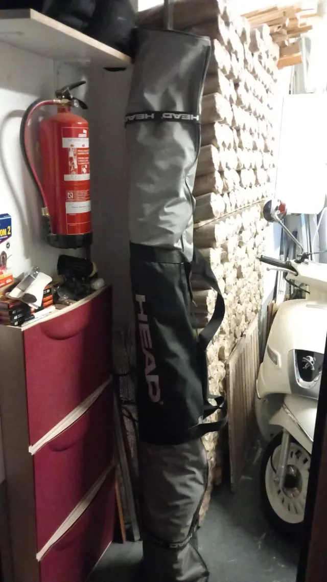 Lote de esquís y bastones prácticamente gratis