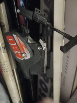 Lote de esquís y bastones prácticamente gratis